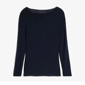 Svart långärmad topp från intimissimi - En blå långärmad topp med båtringning. Tight passform som framhäver figuren och passar perfekt till både jeans och kjol. Enkel och tidlös design som är lätt att matcha med olika outfits.