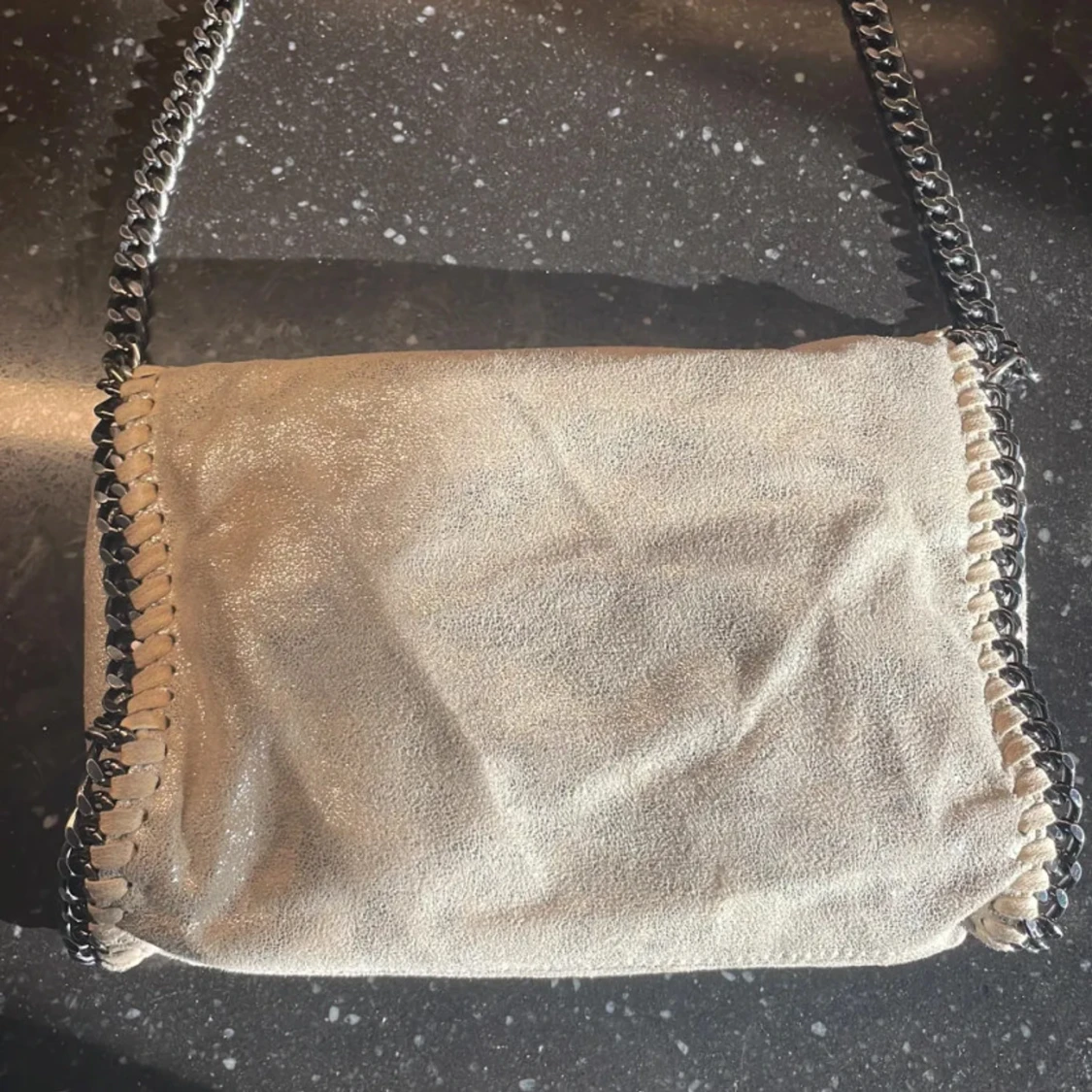  axelväska med kedjedetaljer - 1