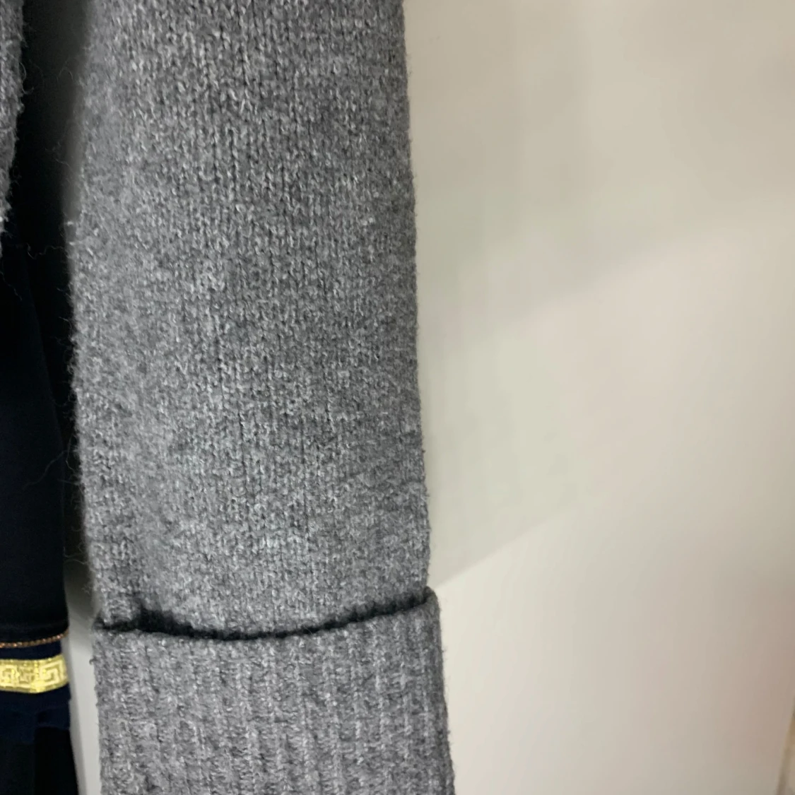 Grå stickad tröja - 1