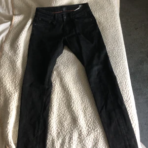 Svarta jeans  - Svarta fina jeans från crockers .storlek w28 32