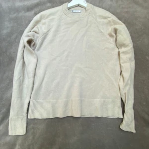 Beige stickad tröja från cubus  - Säljer en klassisk beige stickad tröja från Cubus. Tröjan har rund halsringning, långa ärmar och breda ribbade muddar vid ärmslut och nederkant. Perfekt för lager-på-lager under kyliga dagar. 