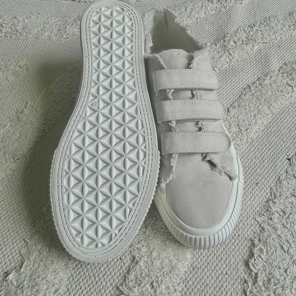 Beigea even&odd skor med kardborreband - 2