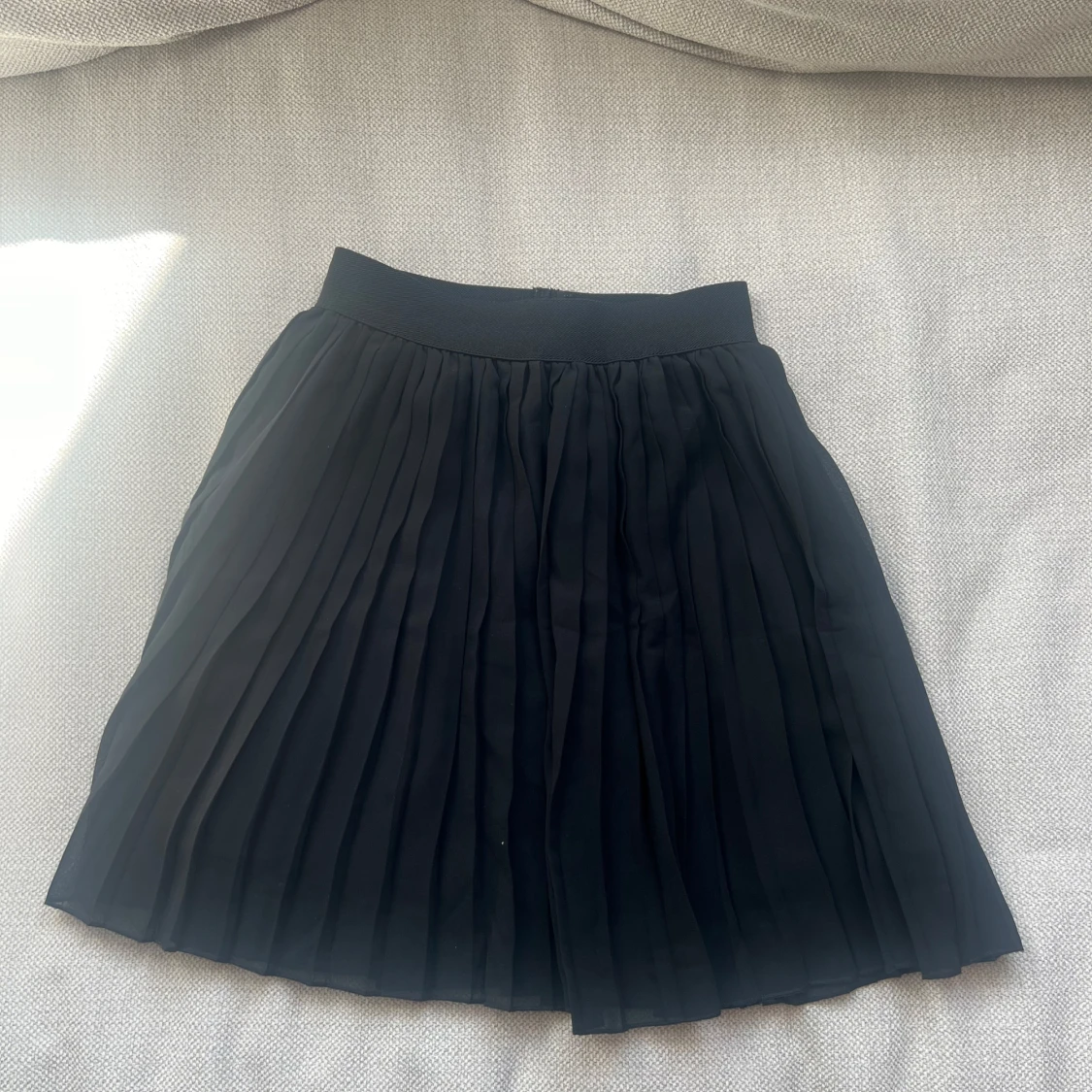 Svart plisserad kjol från NA-KD