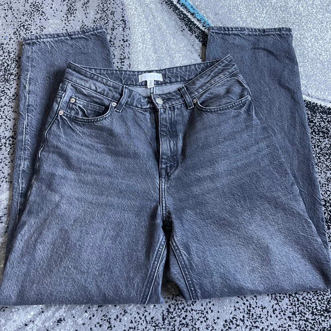 Gråa raka jeans