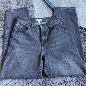 Gråa raka jeans - Gråa raka jeans från hm. 