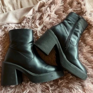 Svarta Boots - Supersnygga klackar i bra skick, säljer då de inte passade mina fötter tyvärr