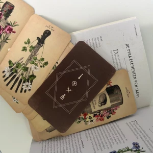 Tarotkort  - Tarot : Vägen till självkännedom av Claire Goodchild är ett set med en vackert illustrerad tarotkortlek och en handbok. Korten har unika motiv med blommor och symboler, och boken guidar dig genom tarotens grunder och tolkningar. (Bok, kortlek, fodral)