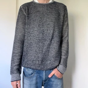 Gråmönstrad tröja från Wooden Barrel - Säljer en grå och vit mönstrad tröja från Wooden Barrel i storlek Large. Tröjan har rund halsringning, långa ärmar och ribbade muddar vid ärmslut och nederkant. Perfekt för en avslappnad stil.