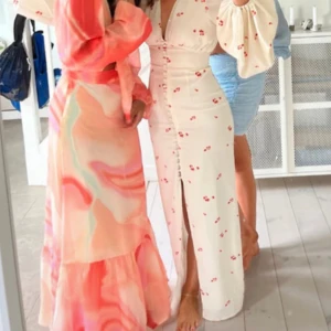 (Intressekoll) adoore maxi klänning - Hejsan! Säljer en super fin klänning från adoore i storlek 36/small, det är endast Intressekoll så hör av dig för frågor och lite annat🤗sista bilden visas det att två knappar saknas längst ner på klänningen, de hände nydligen!