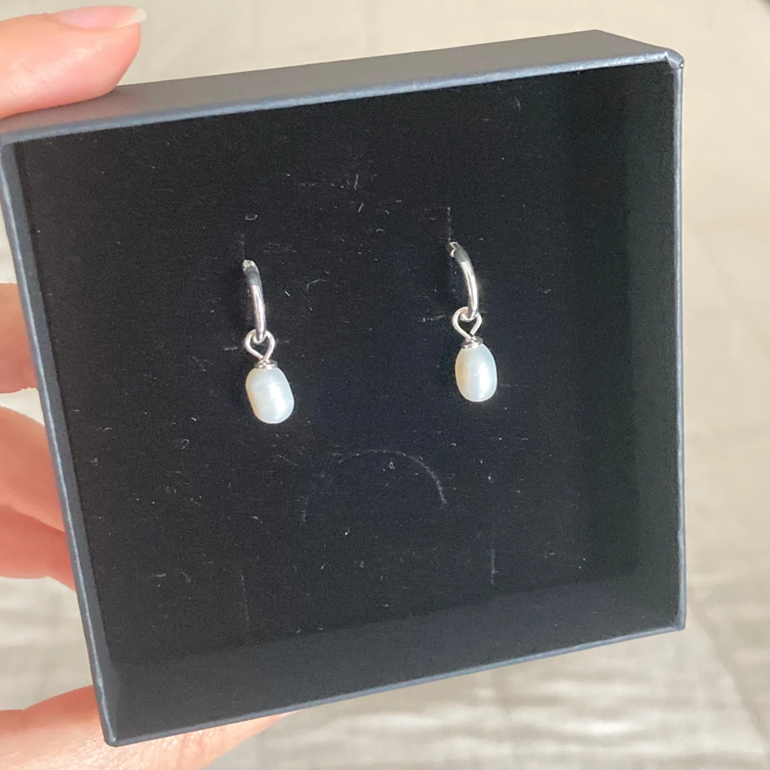 Pilgrim, Silverörhängen med sötvattenpärlor