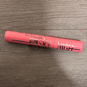 Maybelline Lash Sensational Sky High Mascara - Rosa mascara, öppnad men ej använd 