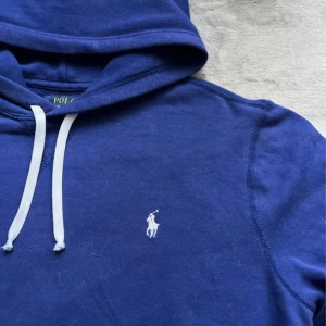 hoodie från Polo Ralph Lauren - Säljer en snygg blå hoodie från Polo Ralph Lauren i storlek M men tycker nog också att den passar S. Superbekväm och i bra skick!