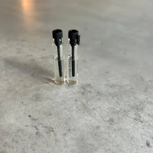 Hotter Mimosa parfymprov - Två små parfymprover från Essence med doften Hotter Mimosa. Flaskorna är genomskinliga med svart skruvkork och svart text på sidan. Perfekt storlek för att testa doften eller ha med i väskan.