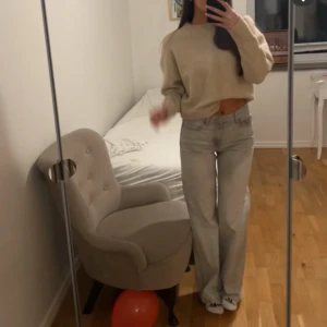 Ljusgrå raka jeans - Säljer ett par ljusgrå jeans med rak passform och hög midja. Jeansen har klassisk femficksdesign och stängs med dragkedja och knapp. Perfekta till vardags och lätta att matcha med olika toppar.