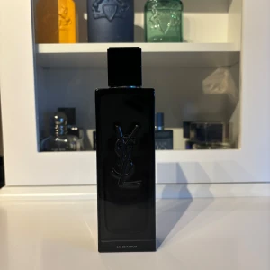 Yves Saint Laurent Y Eau de Parfum - Säljer en  Yves Saint Laurent myself Eau de Parfum. 75/100 kvar