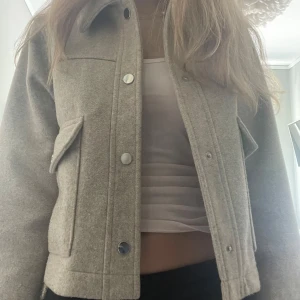 Beige jacka Zara - Snygg beige vårjacka från Zara. Använd men i fint skick. Inga större tecken på användning. Storlek XS