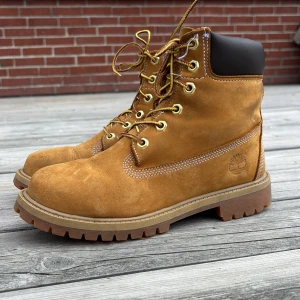 Timberland boots i nubuck - Klassiska Timberland boots i juniormodell. 