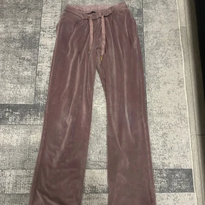 Rosa mjukisbyxor med snörning - Mysiga rosa mjukisbyxor i mjukt material med breda ben och snörning i midjan. Perfekta för en avslappnad stil och sköna att ha på sig hela dagen.