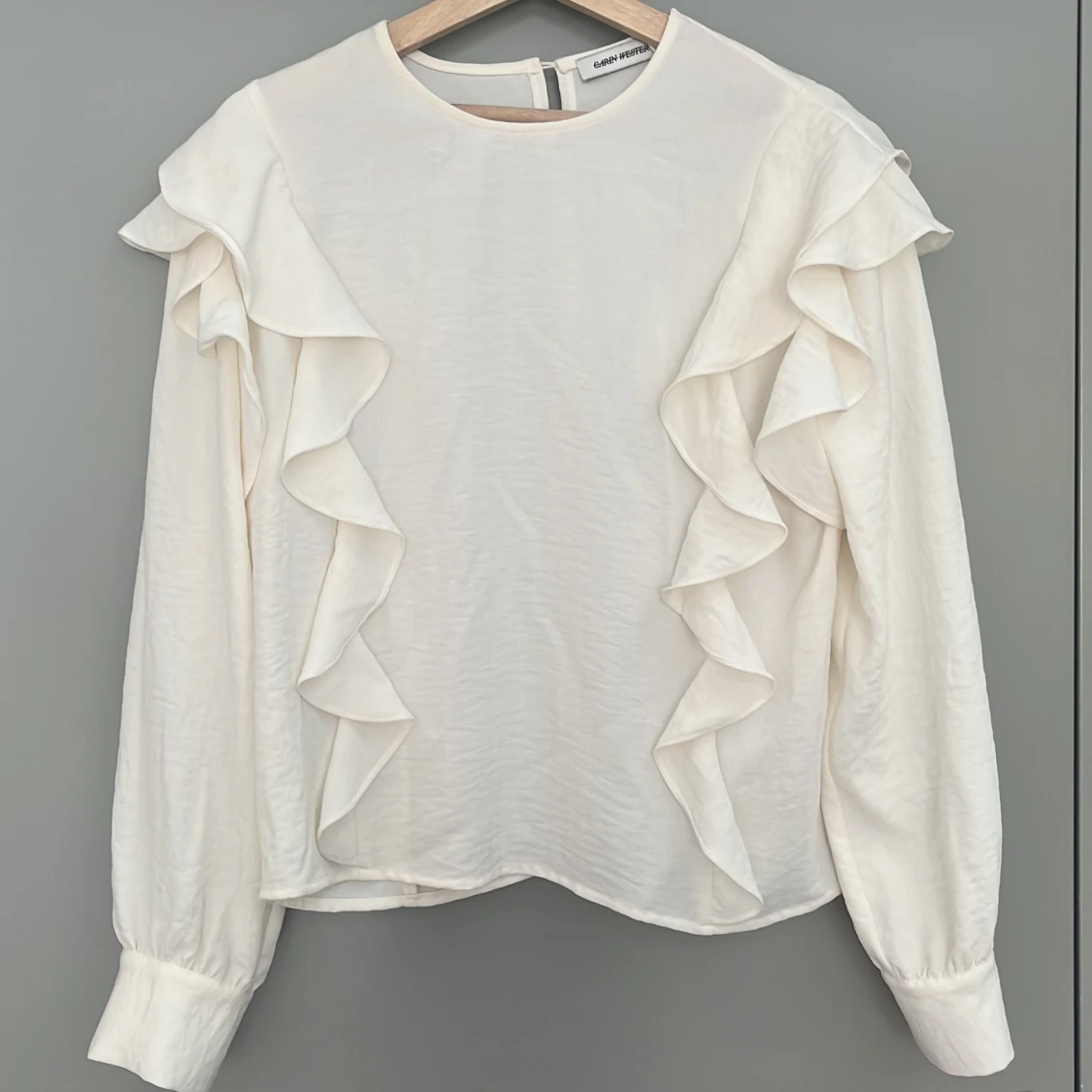 Vit blus med volangdetaljer - 3