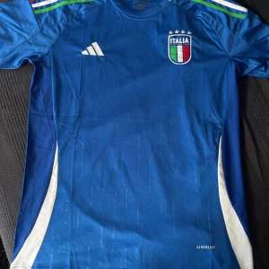 Italien 2024/2025 kit - Använd fåtal gånger den är i storlek M men den passar också storlek s om du har lite större armar