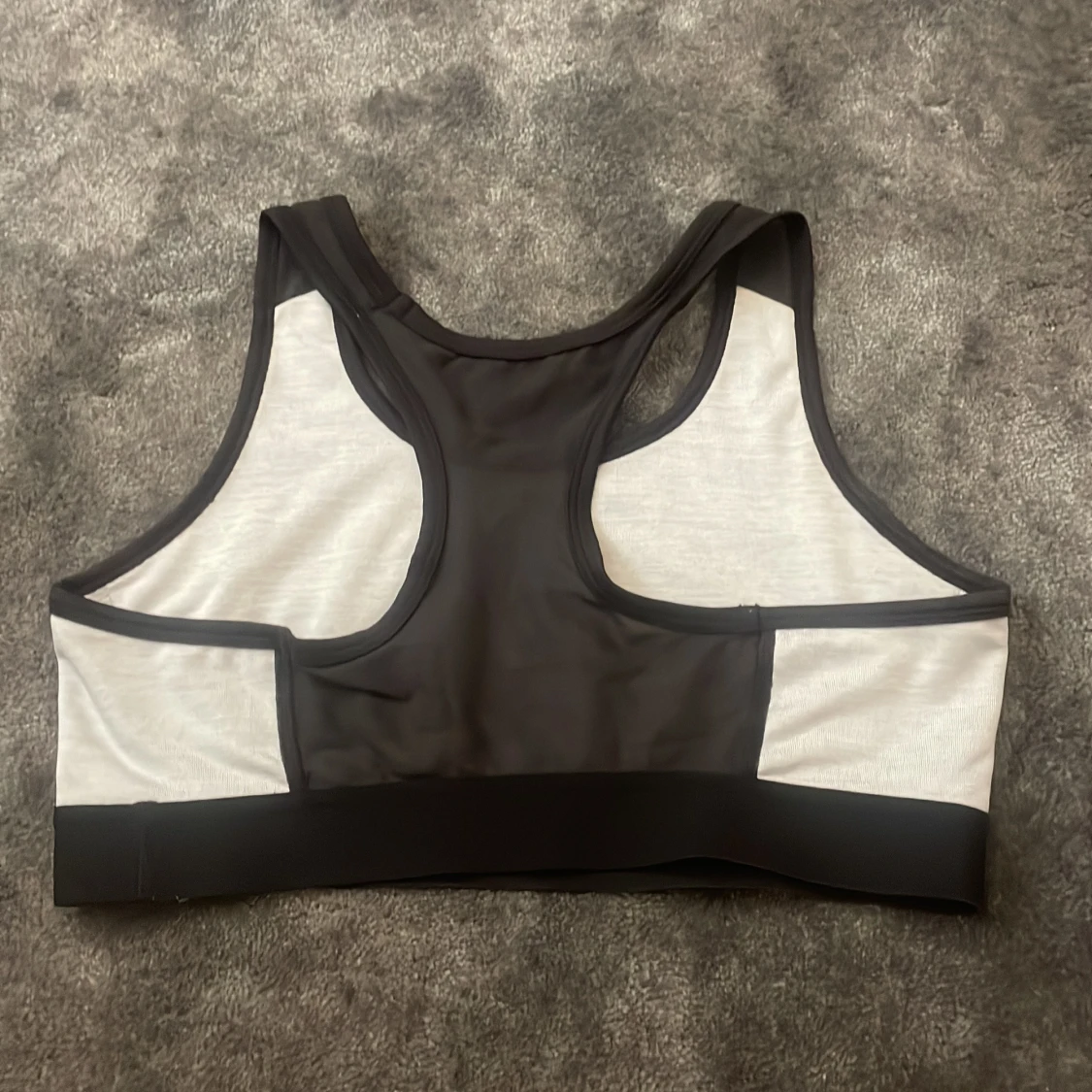 Grå sport-bh med svart kant och tryck - 1