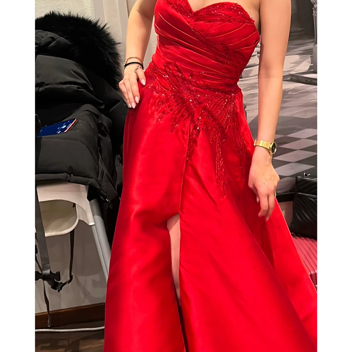 Röd axelbandslös balklänning - 1