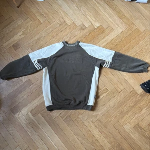 Sweatshirt från 2nd Prime - Säljer en grön/brun och beige sweatshirt från 2nd Prime med logga på bröstet och randiga detaljer på ärmarna. Den har några små märken (se bild) men inget märkvärt. Den är strl M men passar L. Sjukt snygg men använder inte! Kan mötas i sthlm (klicka INTE köp nu, skriv privat ist!)