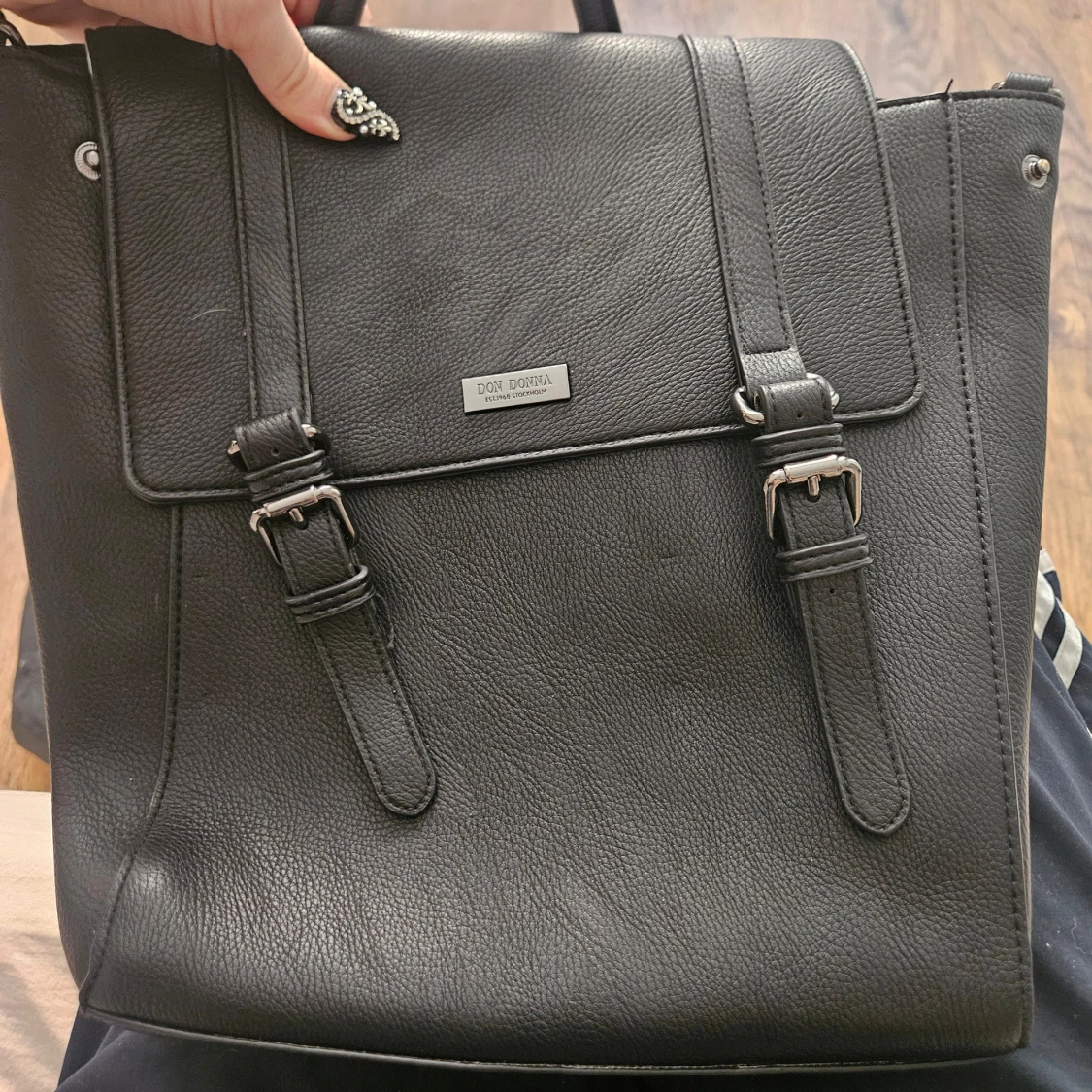 Svart axelväska från Don Donna