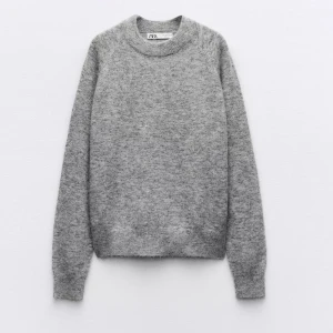 Grå stickad tröja!  - Tror den är i mohair, ull, jätte skön och inga defekter! Storlek S 💓💓