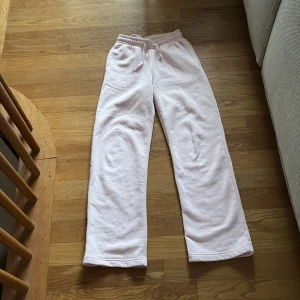 Ljusrosa mjukisbyxor från Gina Tricot - Mysiga ljusrosa mjukisbyxor från Gina Tricot, modell basically basics. Byxorna har resår och snörning i midjan samt raka ben. Perfekta för en avslappnad stil. Har några fläckar.