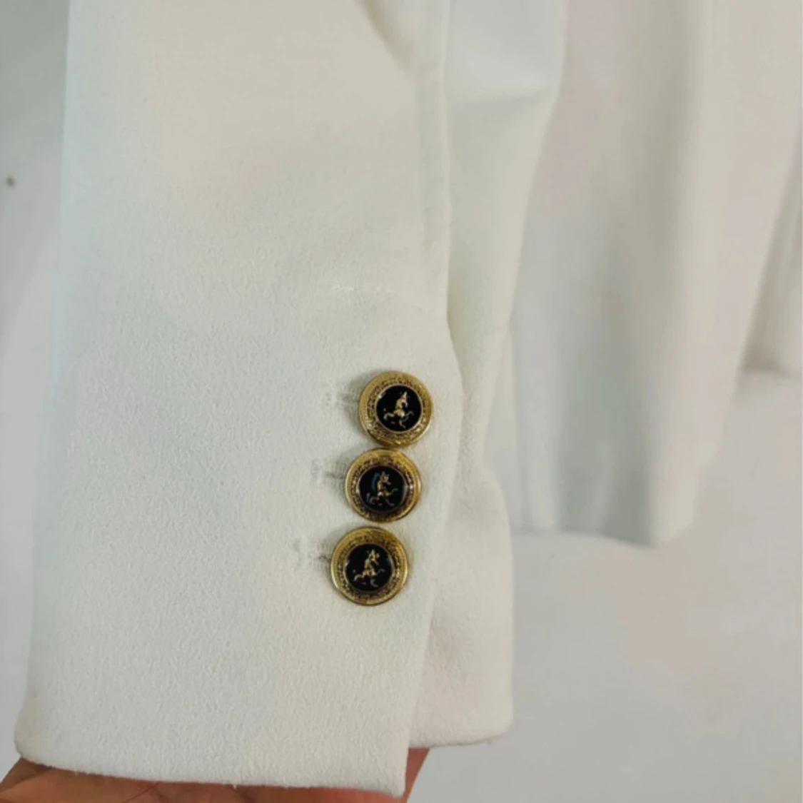 Vit kavaj med guldknappar från Zara Passar M-L-Xl - 4