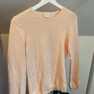 Ljusbeige stickad tröja från Newhouse - Säljer en ljusbeige stickad tröja från Newhouse. Tröjan har rund halsringning och långa ärmar. Perfekt för lager-på-lager och enkel att matcha med olika outfits. Passar xs-s