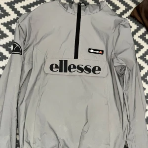 Jackor/Tröjor - Säljer allt pga för smått nu. 1000kr för allt. Hugo boss tjocktröjor 2st, Kenzo T-shirt, Champion tröja, Ellesse jacka (flex) 