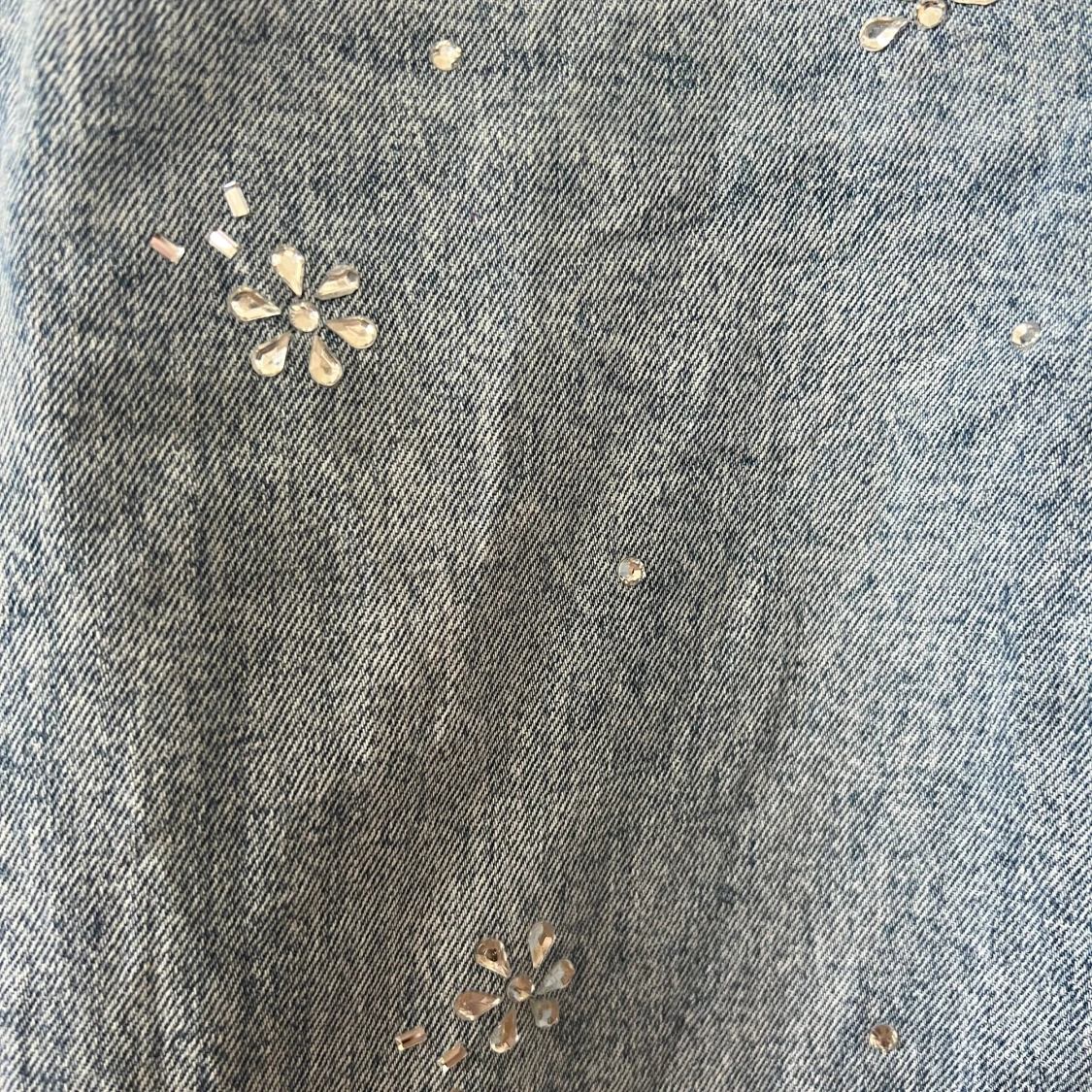 Blå bootcut jeans med blommiga detaljer från H&M - 1