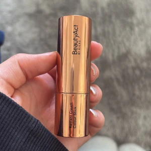 Radiant Cream Colour Stick i nyansen Carefree från BeautyAct by Kicks - Säljer en Radiant Cream Colour Stick från BeautyAct by Kicks i färgen Carefree. Ny!