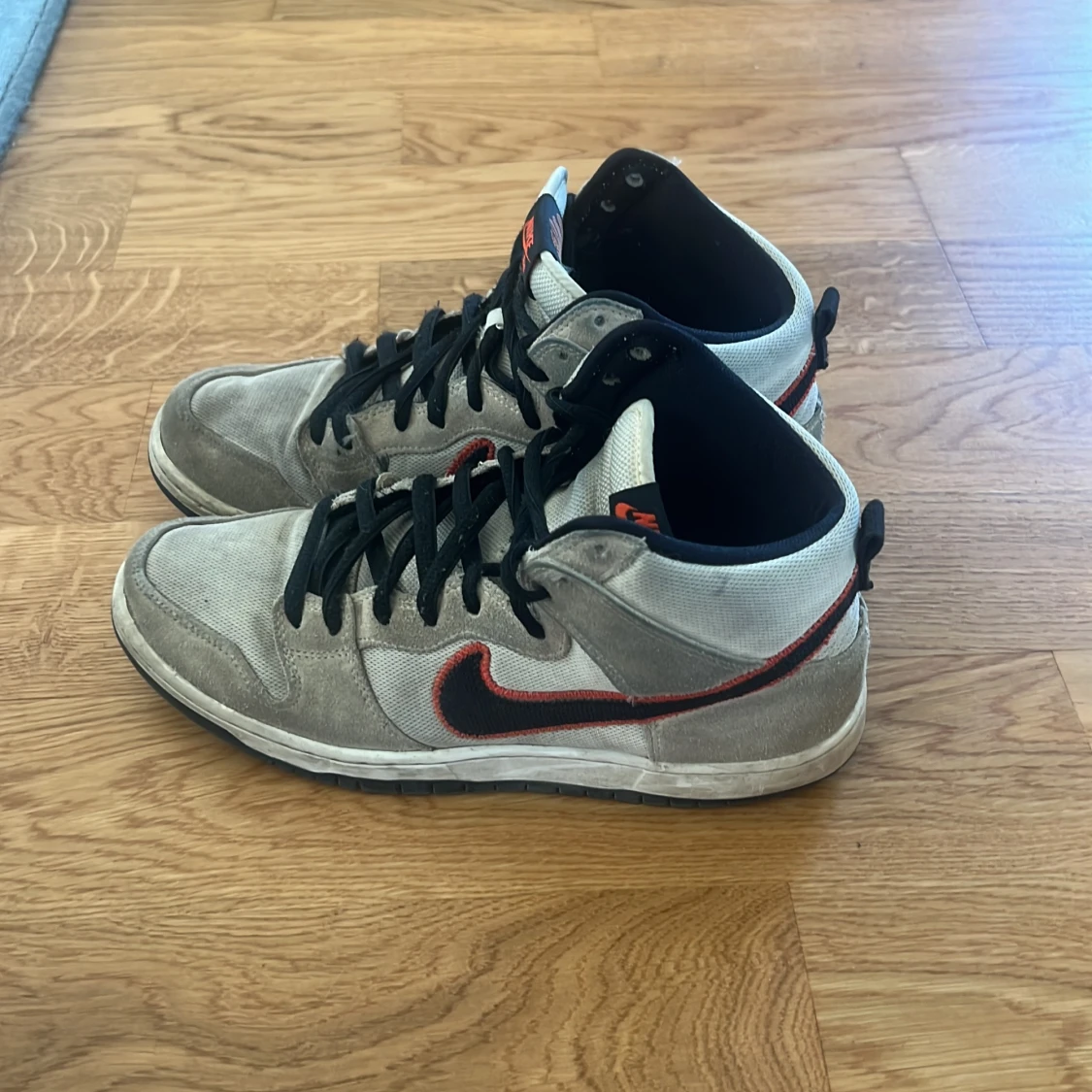 Nike Dunk High grå med svart och röd detalj - 2