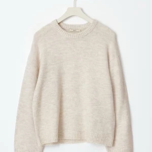 Beige stickad tröja från Gina tricot  - Jag säljer en beige stickad tröja från Gina tricot. Tröjan har inge defelter och ingen syn på användning. Den är i storlek M men passa nästan alla strolekar beroende på hur man vill att den ska sitta. Den passa jättebra nu till våren och sommaren om de är lite kallt och man bara vill sätta på sig någon snyggare tjocktröja, och jag känner ingenting av at den sticks vilket andra stickade tröjor kan göra🤩❤️ nypris: 400