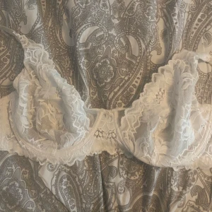 Vit spets-bh från Ellos - Säljer en vit bh från Ellos med vacker spets och transparenta partier. Bh:n har bygel och tunna axelband, perfekt för dig som gillar romantiska detaljer. Spetsen ger en feminin känsla och bh:n är lätt och luftig.☺️