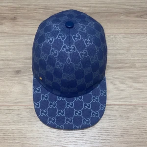 Gucci keps - Säljer denna gucci kepsen eftersom använder inte den längre. Har haft den i cirka 1 månad men har inga konstigheter. Om ni vill se mer bilder så är det bara att skriva☺️