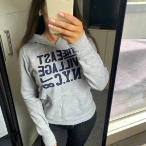 Hoodie - Säljer denna gråa hoodien med tryck framtill  från Cubus i storlek S, använd fåtal gånger 