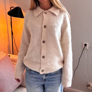 Tröja!  - Så fin tröja! Den ser noppig ut på bilden men det är bara fluffet som reflekteras så på bild 