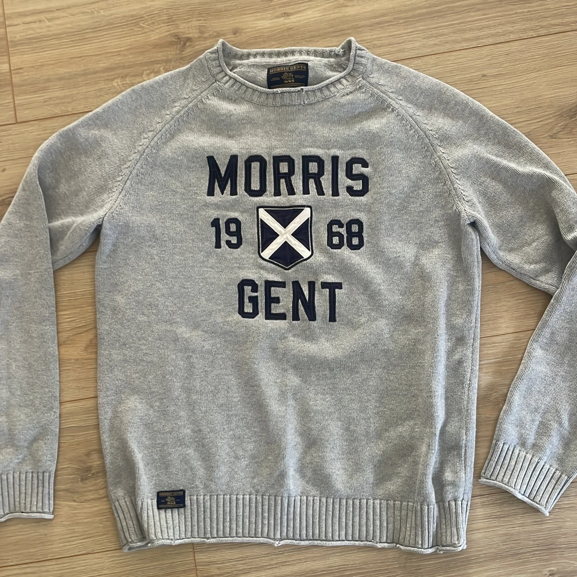 Grå stickad tröja från Morris Gent