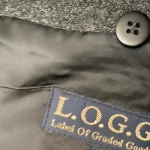 Kavaj L.O.G.G - Säljer en jättefin kavaj storlek 50