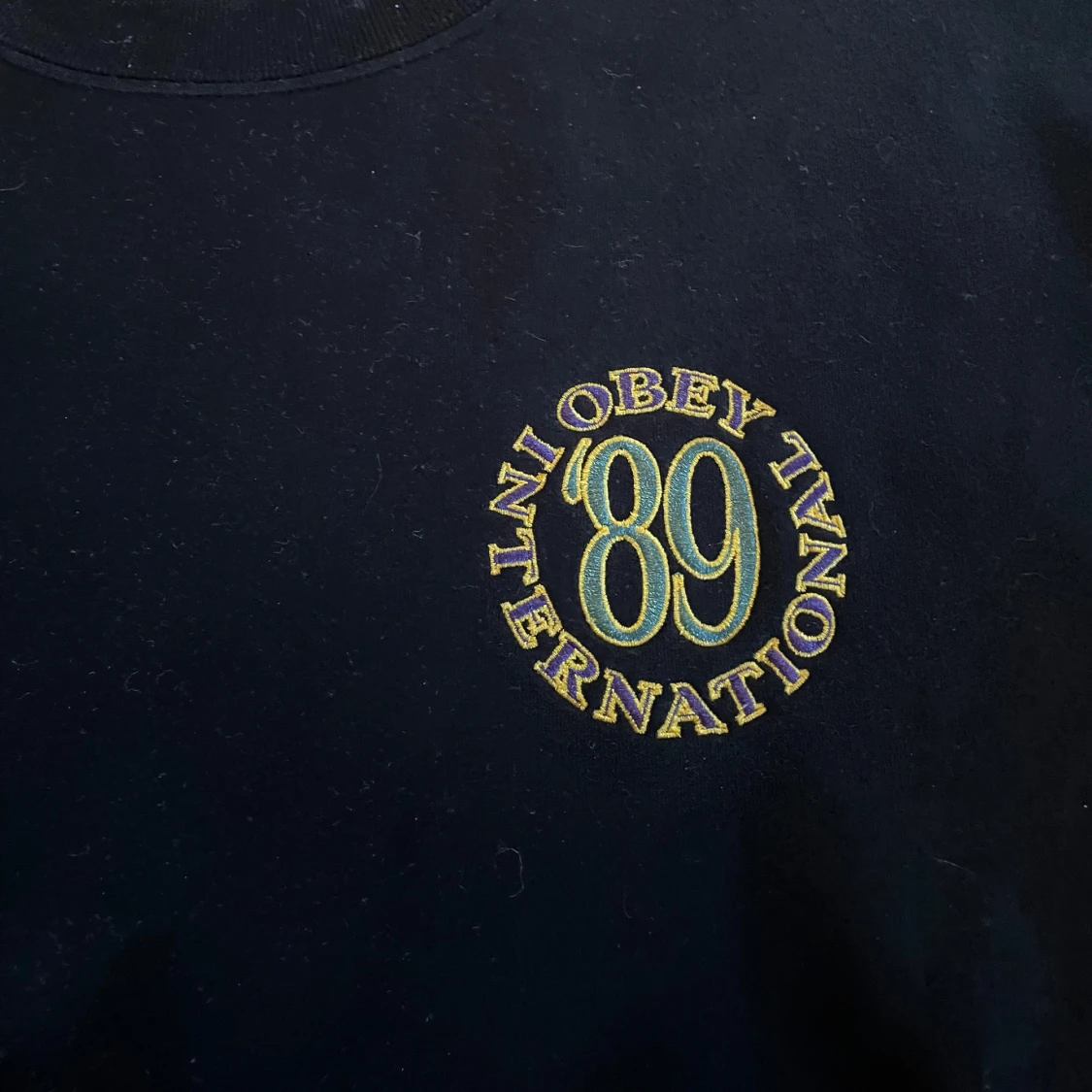 Svart sweatshirt från Obey med broderad logga - 2