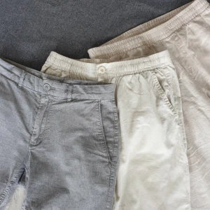 LINNEBYXOR PAKET - Säljer två par beiga linnebyxor och ett par gråa linneshorts. Passar dig mellan 170 o 180. Säljes som paket eller styck. Styckpris:  Shorts -200kr Linnebyxor off white - 300kr   Linnnebyxor beige - 200 kr