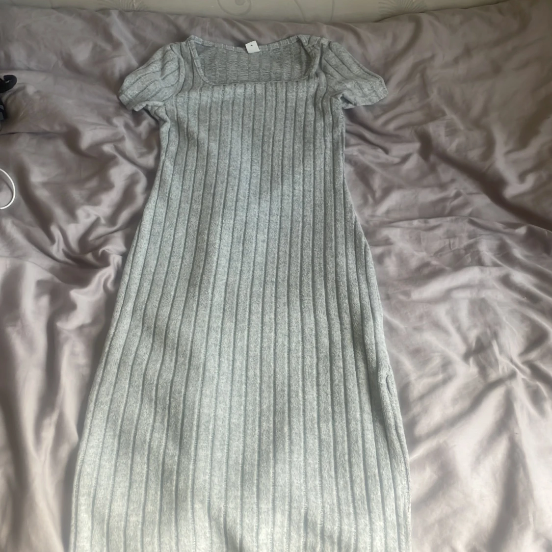 Ljusgrå ribbad stickad klänning - 1