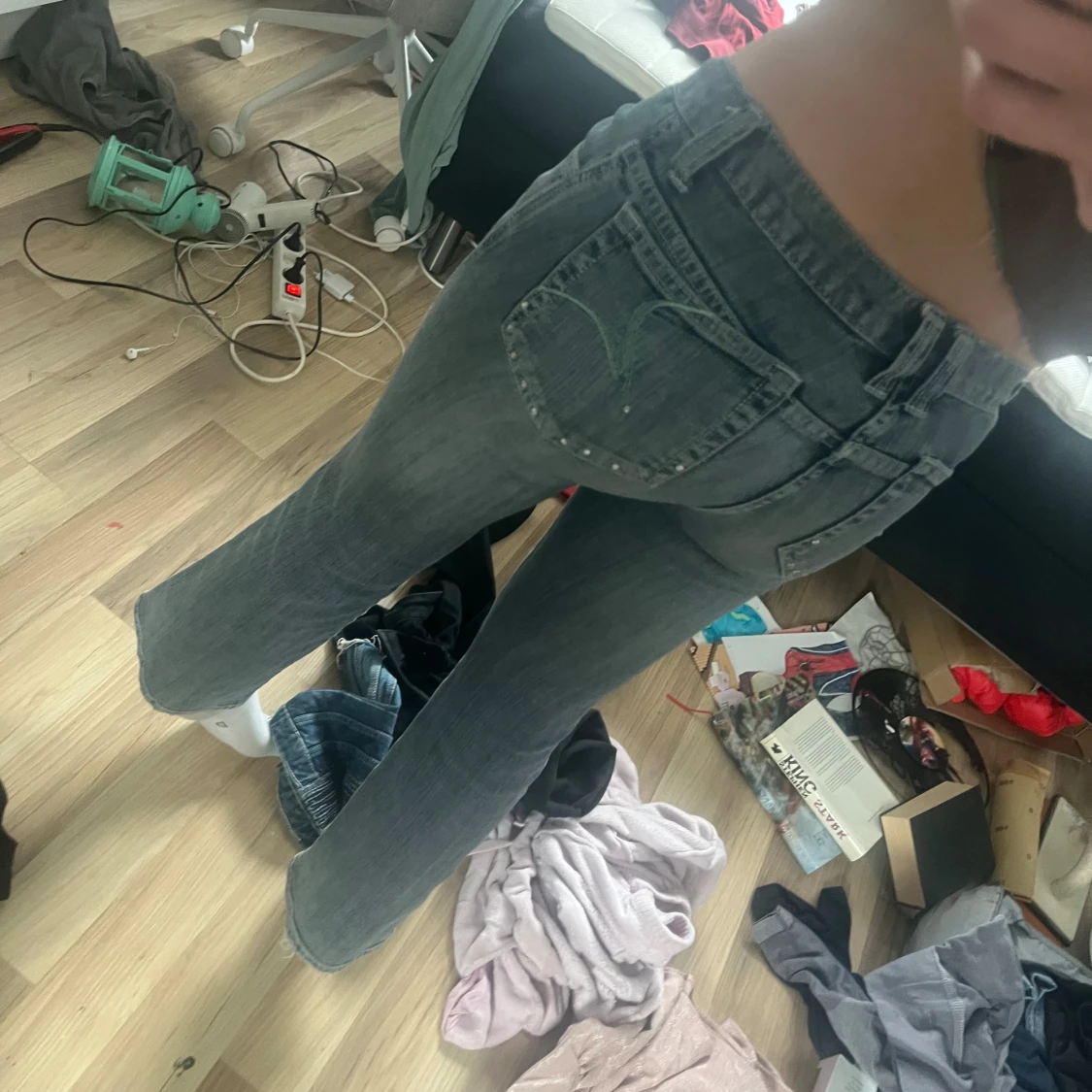 Grå bootcut jeans med fina detaljer  - 2