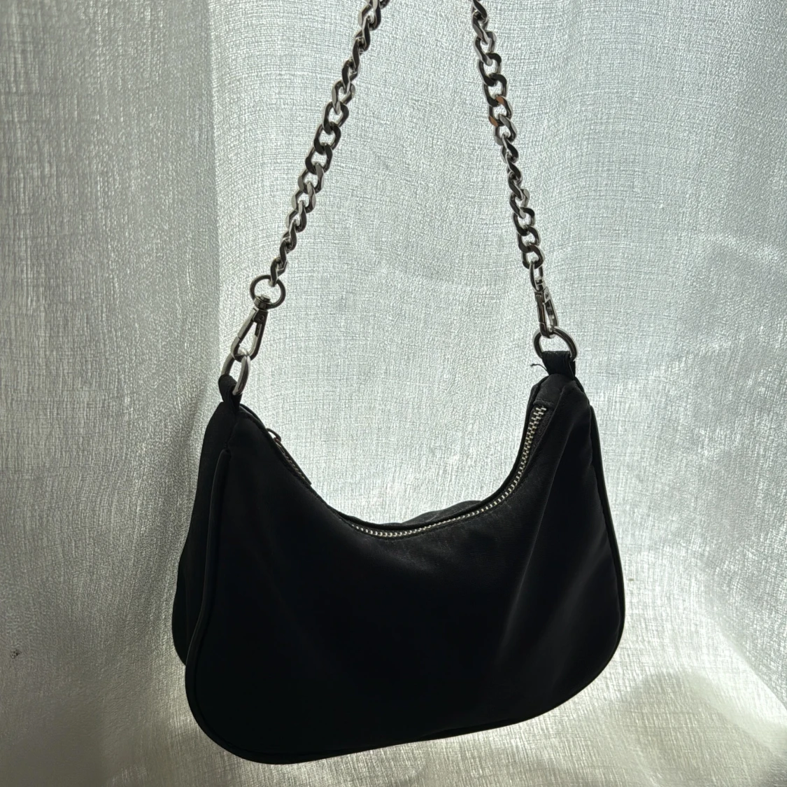 Svart axelväska med kedja - 1