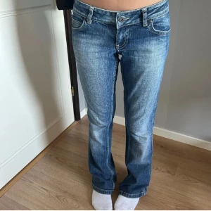 ONLY Lågmidjade Jeans - Snygga blå bootcut jeans med låg midja från ONLY. Säljer då dessa är för stora i midjan. Innerbenslängd: 76 midjemått: 35! Använder köp nu funktionen + köparen står för frakt!
