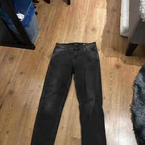 Replay Sandot svarta jeans - Säljer ett par feta Replay Sandot jeans, helt nytt skick, aldrig använda. Säljer dessa eftersom de var för stora. Priset är diskutarbart och om du har en fråga så är det bara och att kontakta mig.